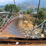 สลด! สะพานแขวนขาดกลางขบวนแห่ศพ ร่วงตกลงลำธาร ดับ 8 เจ็บ 36 ราย